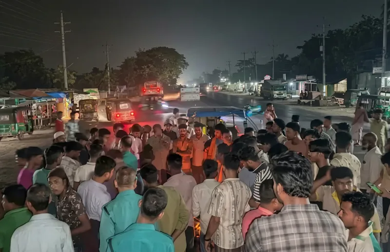 কর্ণফুলীতে ছিনতাইকারীকে গণপিটুনি, মোটরসাইকেলে আগুন